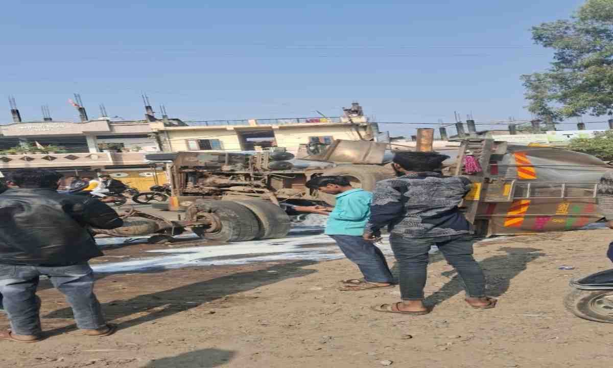 भोपाल तत्काल का मामला भानपुर के पास आज सुबह दूध से भरा ट्रक  का नियंत्रित होकर पलट गया जिसका सैकड़?