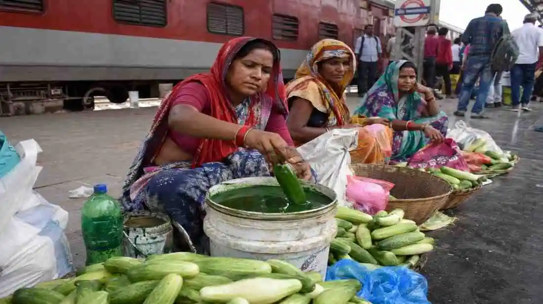 “कटिहार स्टेशन पर ‘जहरीला खेल’! हरे रंग में डुबोकर बेचे जा रहे थे खीरे, वायरल वीडियो से मचा हड़कंप”